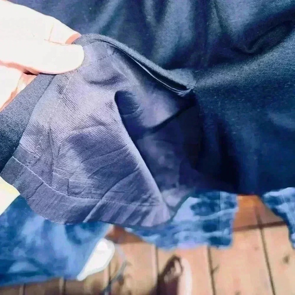 Liz Claiborne size 14 100% wool midnight blue pencil skirt.Hidden zipper, lined. - Picture 7 of 9